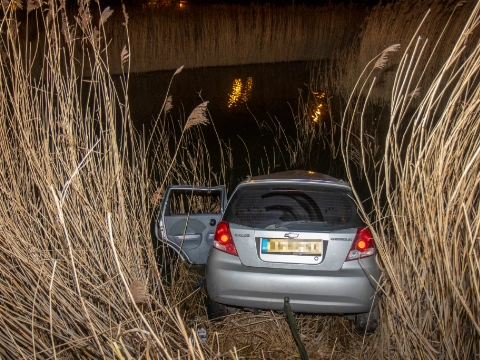 Auto vliegt uit de bocht het water in